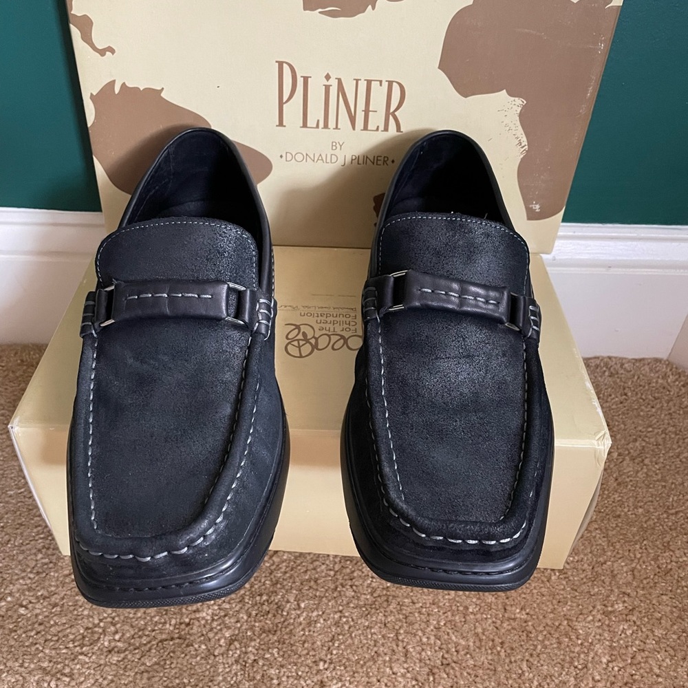 Mens size  11 1/2 like new Pliner black sued shoes.